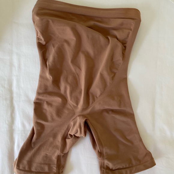 Skims maternity SCULPTING SHORT MID THIGH - Picture 2 of 4